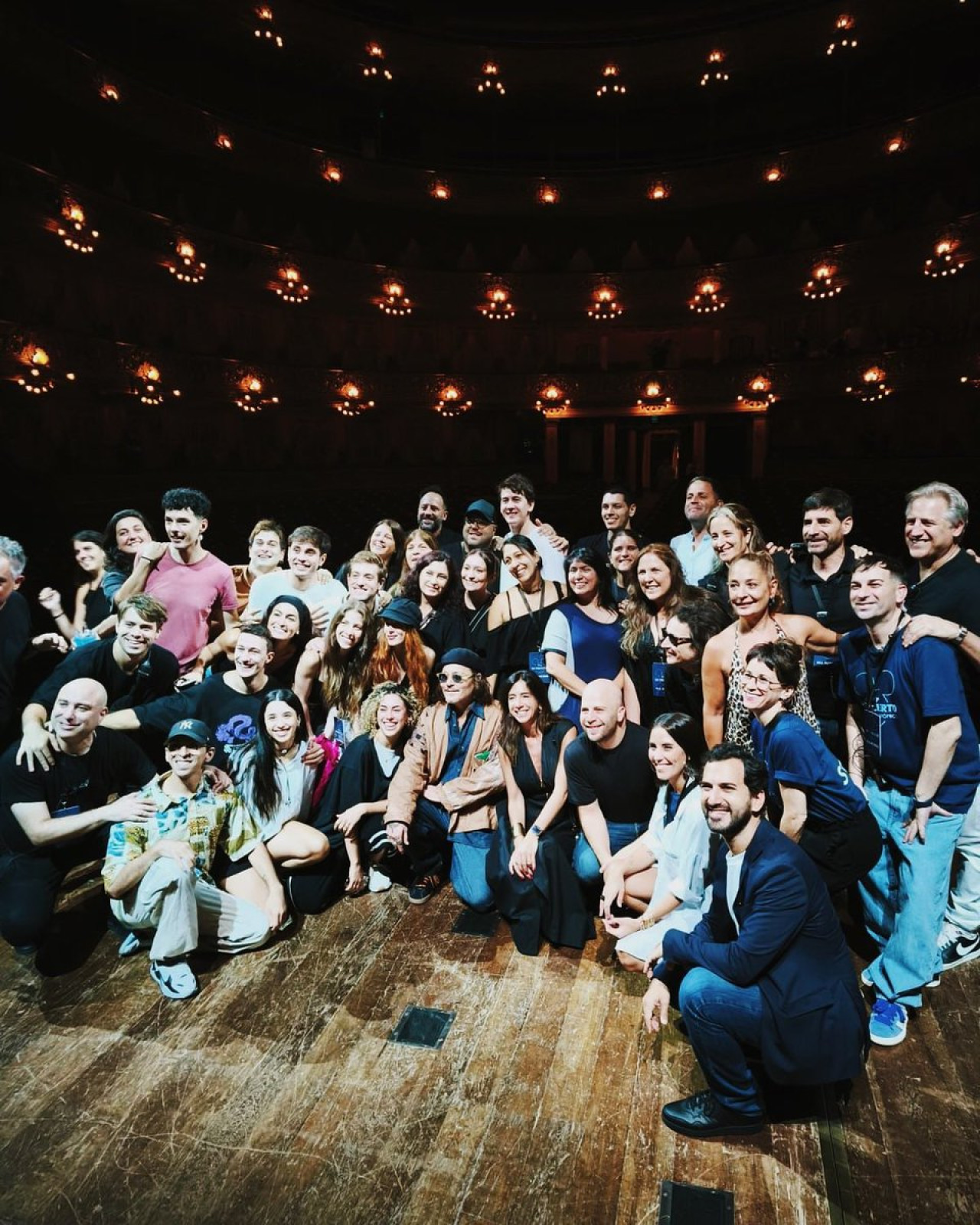 Johnny Depp visitó el Teatro Colón. Foto X @Resumidoinfo