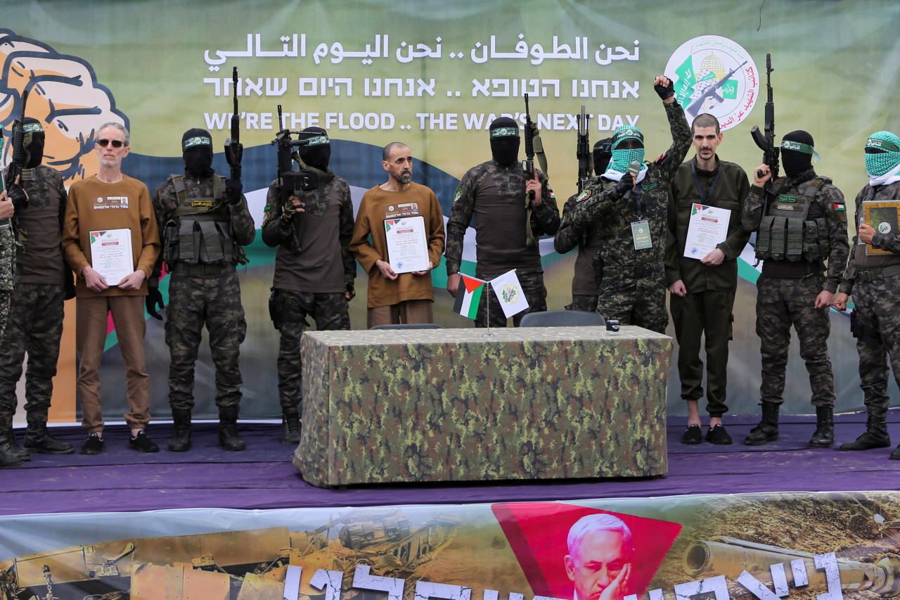 Liberación de rehenes israelíes por parte de Hamas en el centro de Gaza. Foto: REUTERS.