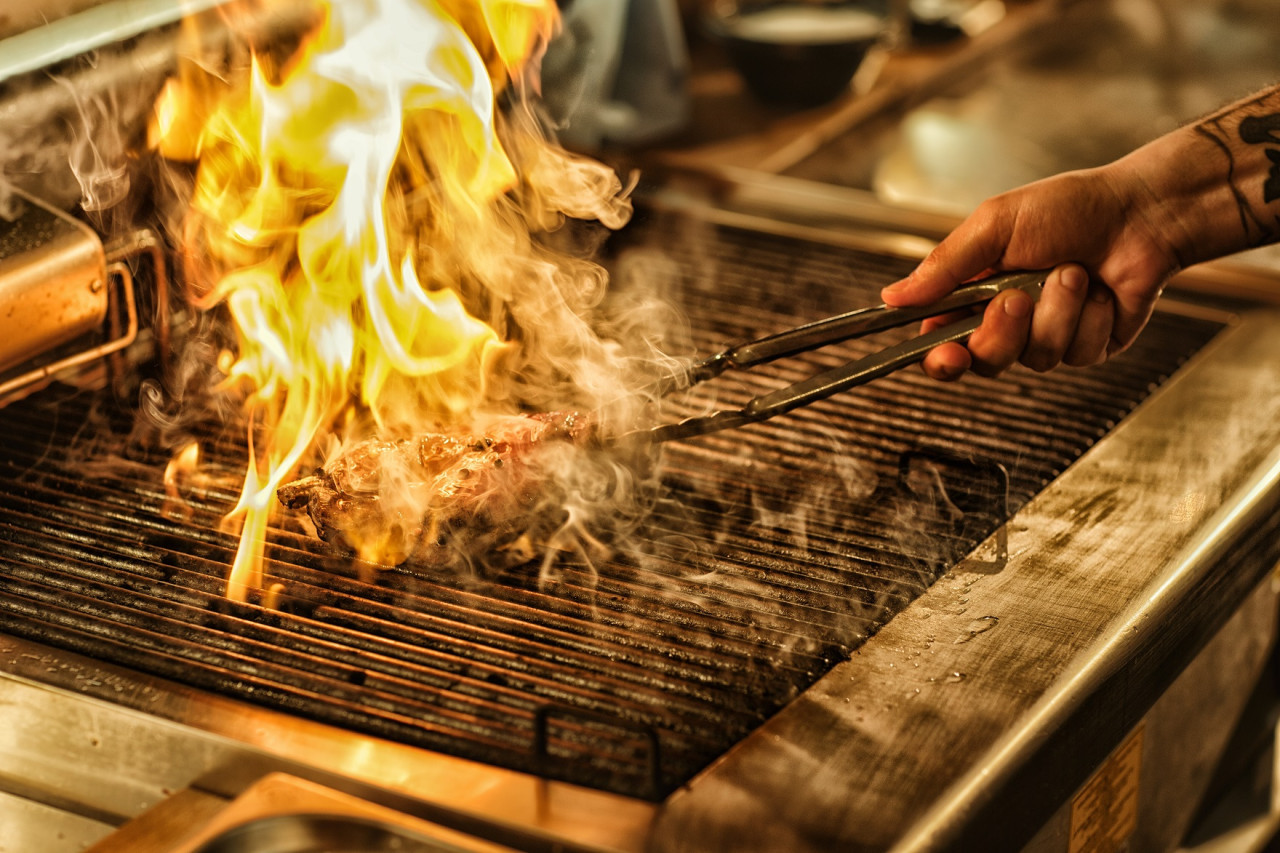 La mejor forma de prender el fuego de la parrilla. Foto: Freepik