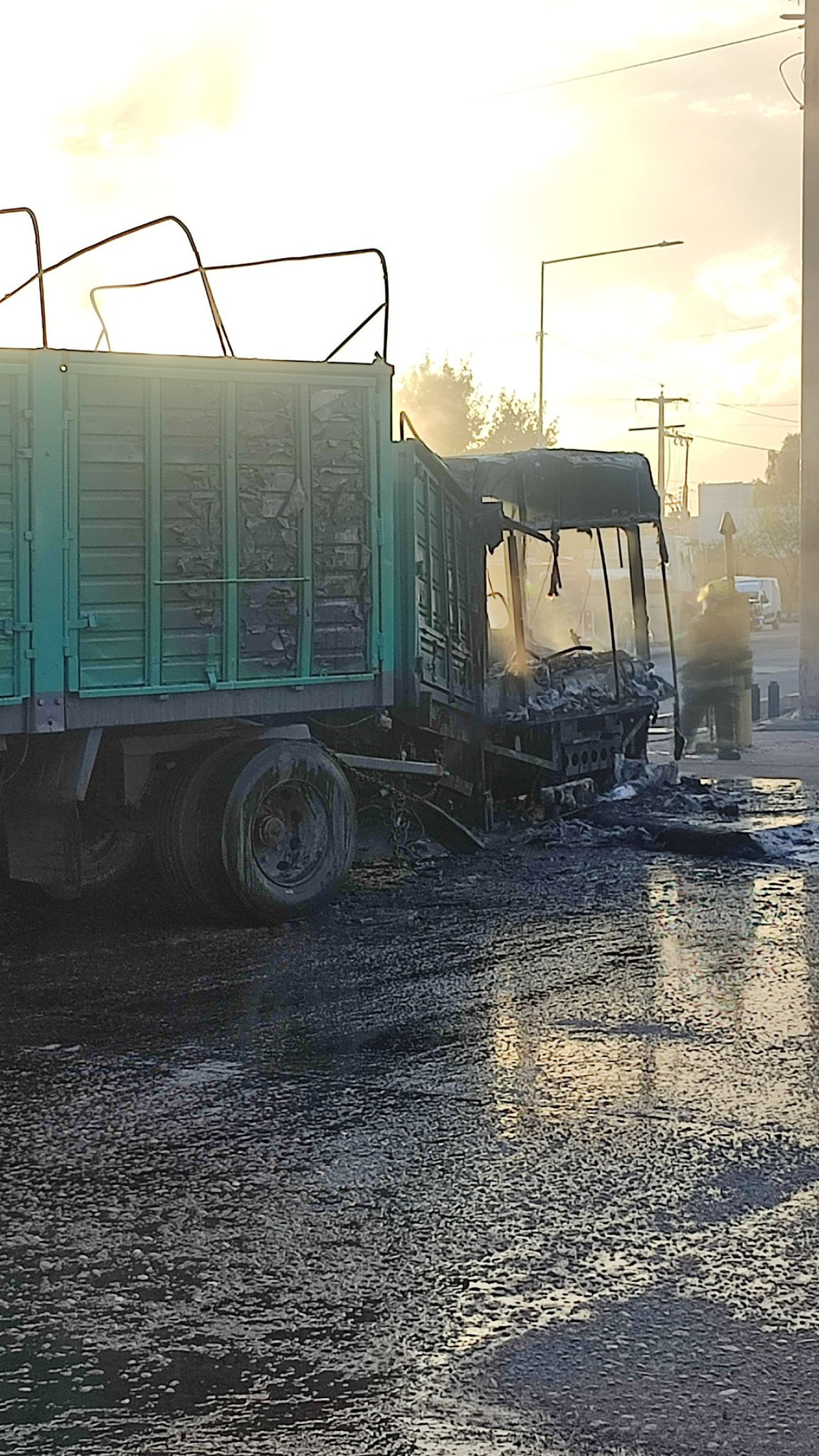 Se incendió un micro que transportaba a más de 40 chicos y murió un adolescente. Foto: X / @PerezDel2000.