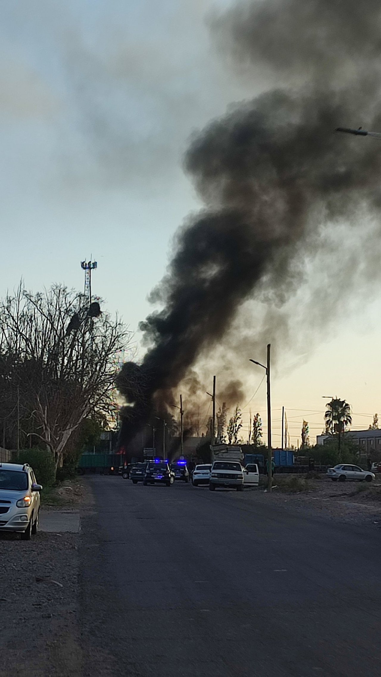 Se incendió un micro que transportaba a más de 40 chicos y murió un adolescente. Foto: X / @PerezDel2000.