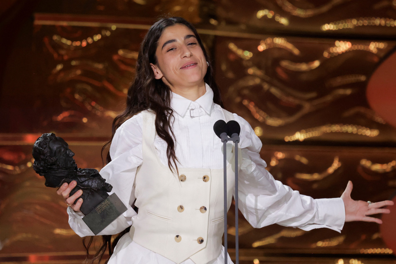 Carolina Yuste recibe el premio a la Mejor Actriz Protagonista por “La infiltrada”. Foto: Reuters.