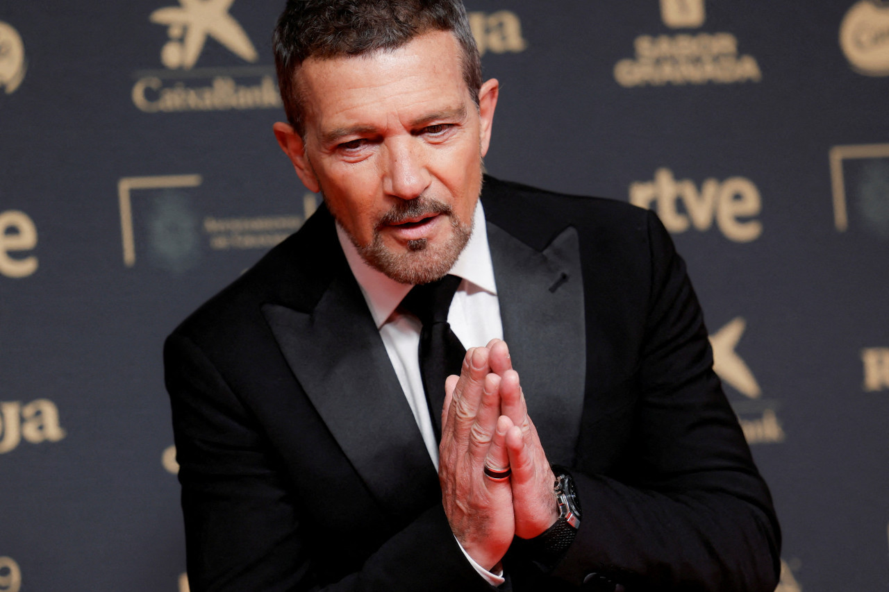 Antonio Banderas en la alfombra roja de la ceremonia de los Premios Goya. Foto: REUTERS/Jon Nazca