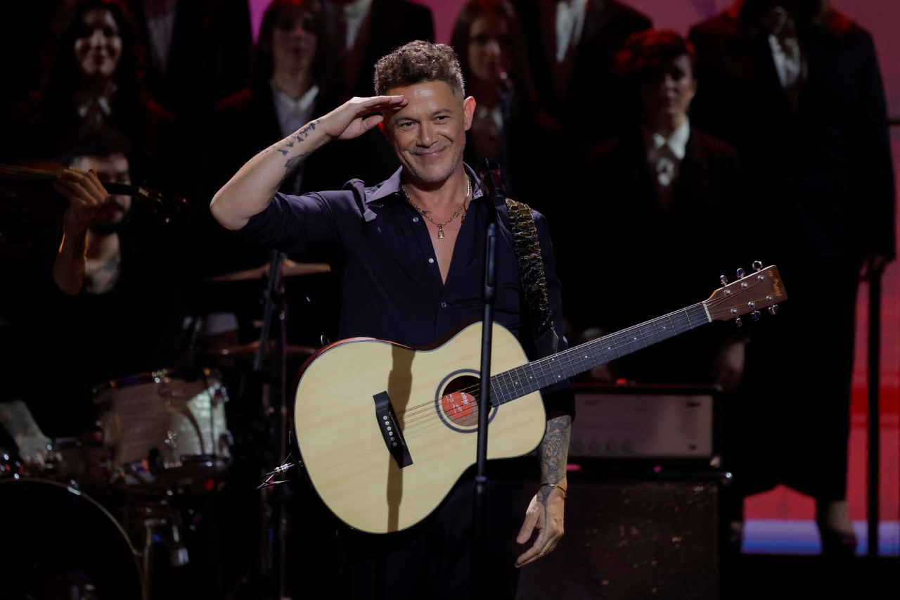 Alejandro Sanz actuó durante la ceremonia de los Premios Goya. Foto: REUTERS/Jon Nazca