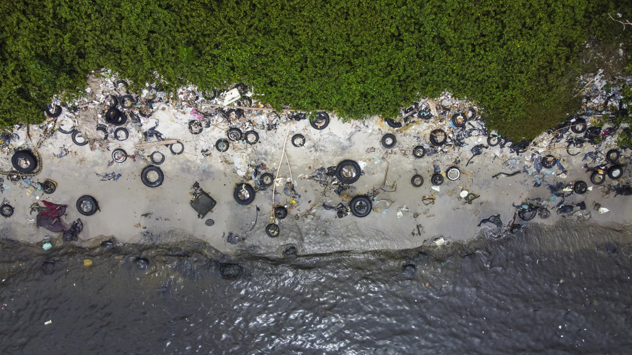 Contaminación en una isla de Brasil. Foto: EFE.