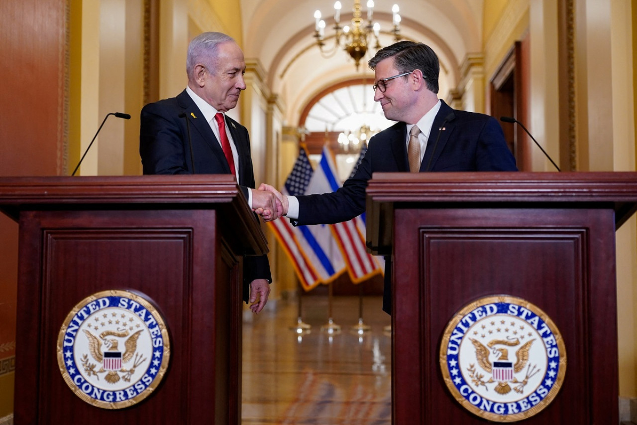 Benjamín Netanyahu y Mike Johnson. Foto: Reuters (Nathan Howard)