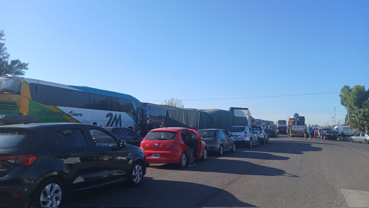 Larga fila de tránsito por el cierre del cruce fronterizo entre Mendoza y Chile. Foto: X @silvina_isgro.