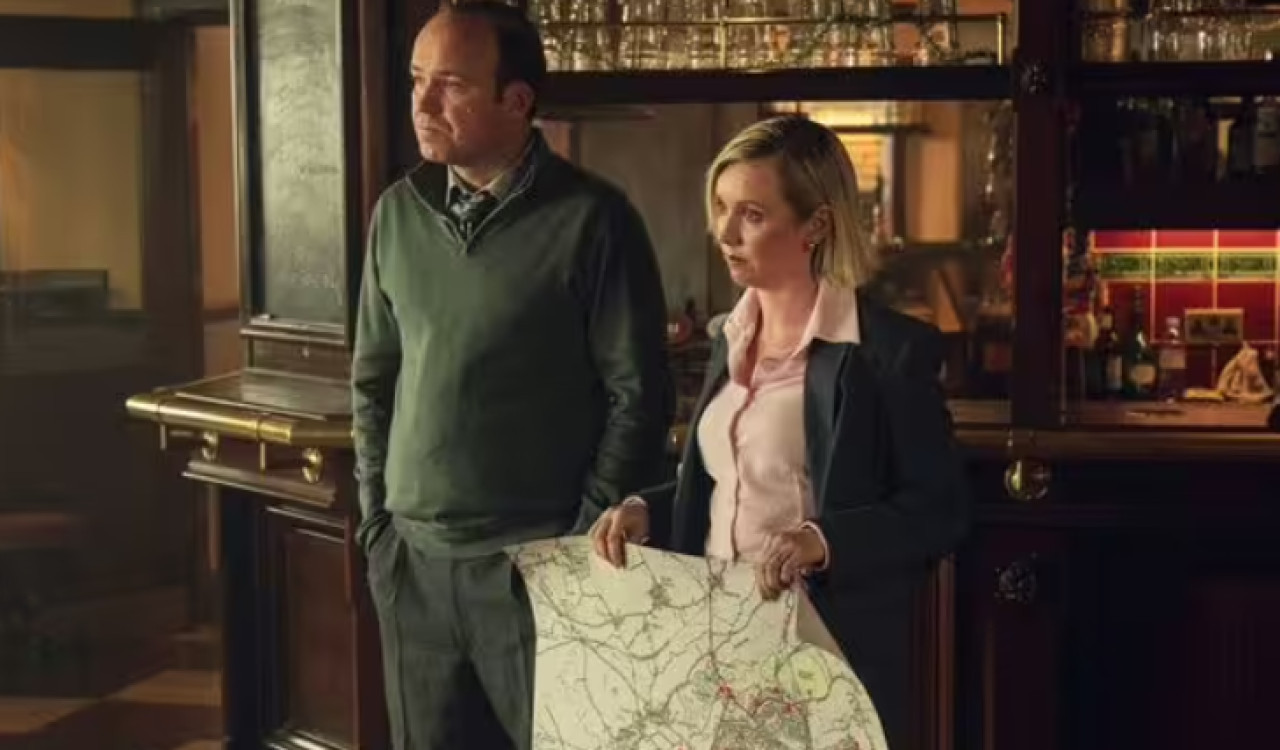 Lauren Lyle aparece como Dani Holliday junto a Rory Kinnear. Foto Netflix