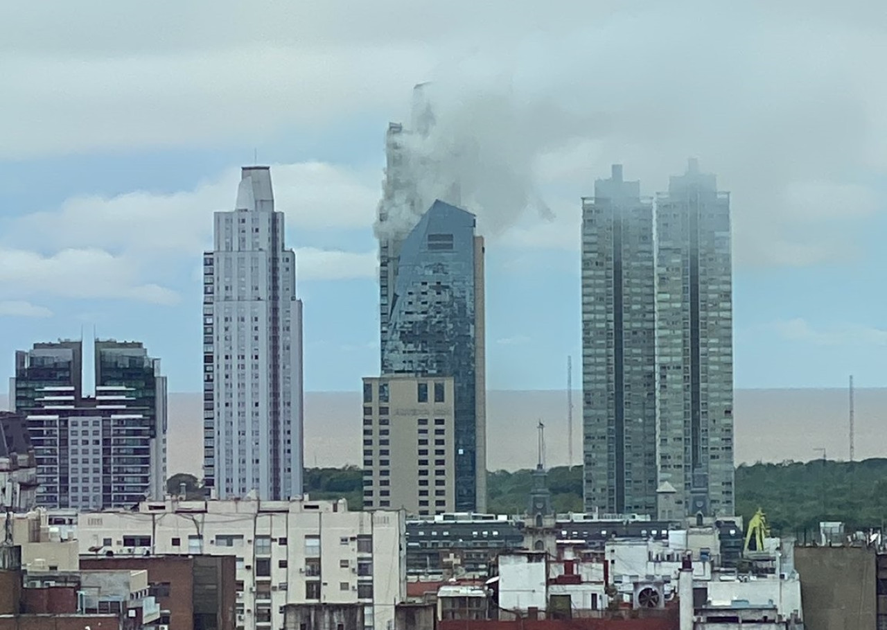 Incendio en Puerto Madero. Foto: x @Fabrizio_G22.