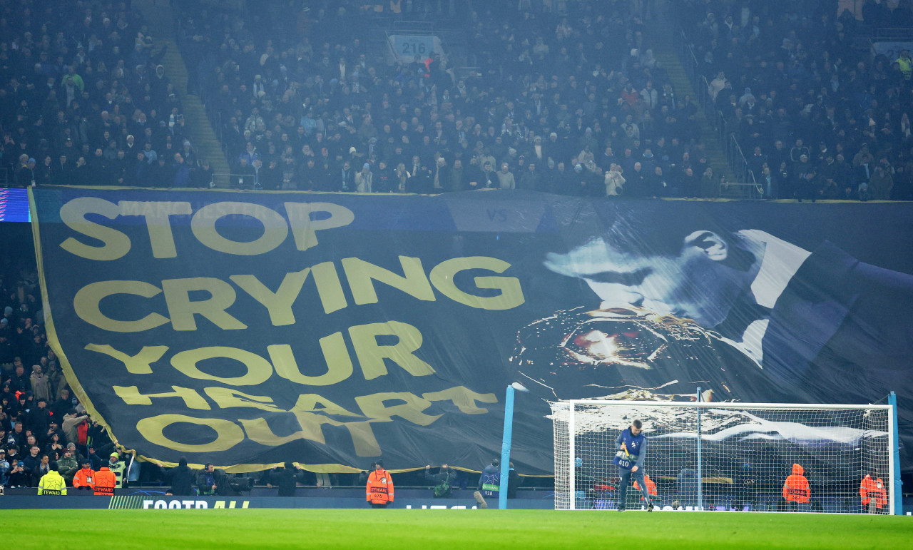 La bandera de los hinchas del Manchester City contra Vinicius Jr. Foto: Reuters/Phil Noble