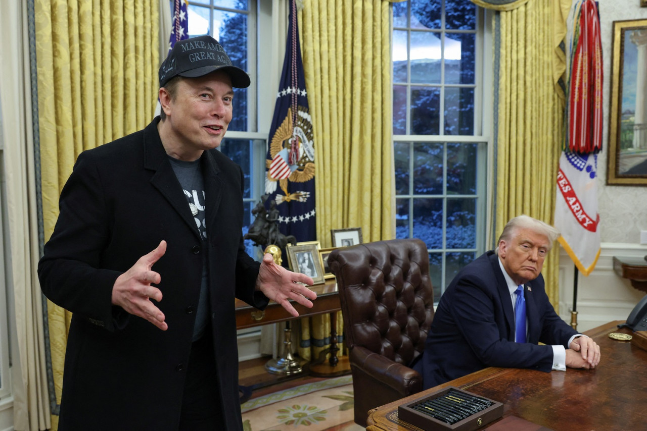 Elon Musk en la oficina de Donald Trump. Foto: Reuters/Kevin Lamarque