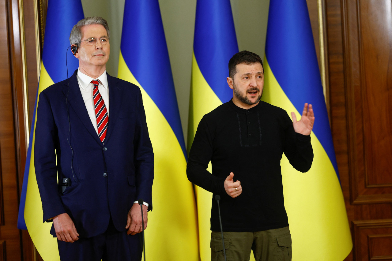 Volodímir Zelenski y el secretario del Tesoro de EEUU, Scott Bessent. Foto: REUTERS.