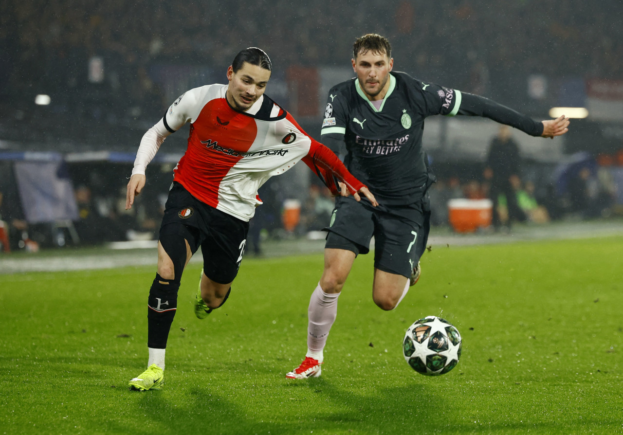 Santiago Giménez fue titular por la Champions League con el Milan. Foto: Reuters/Piroschka Van De Wouw