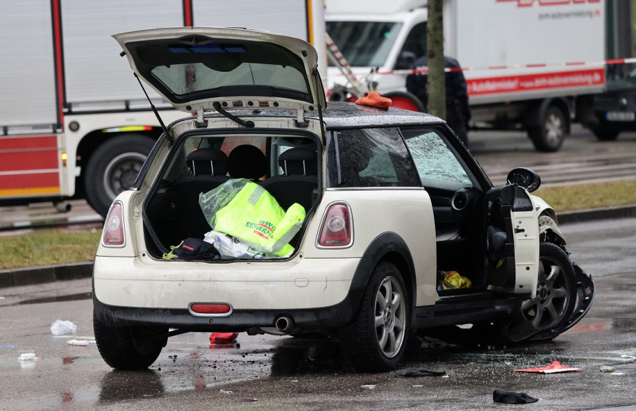 Un automóvil atropelló a una multitud en Múnich , Alemania. Foto: Reuters / Wolfgang Rattay.