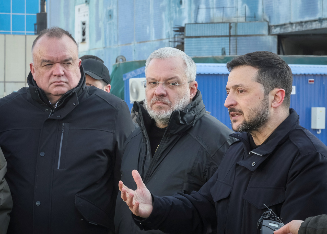 Volodimir Zelenski en su visita a la central nuclear de Jmelnitski, Ucrania.Foto: REUTERS/Gleb Garanich.