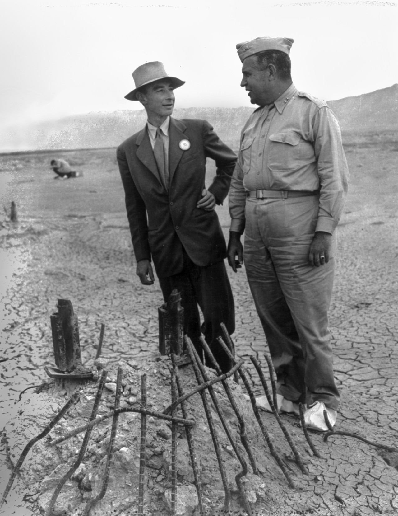 Oppenheimer y Groves ante los restos de la prueba Trinity en 1945. Foto: Wikipedia.