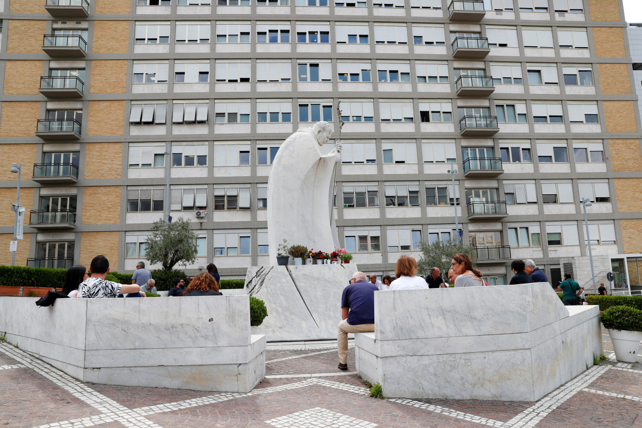 El hospital Gemelli, donde se atiende el papa Francisco. Foto: REUTERS/Remo Casilli.