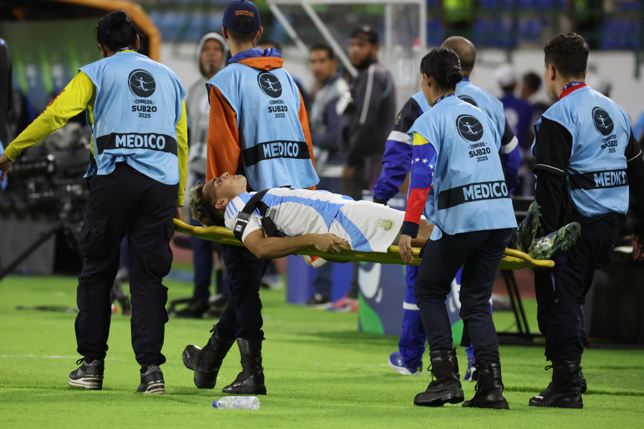 Lesión de Alexander Woiski en el Sudamericano Sub 20. Foto: EFE.