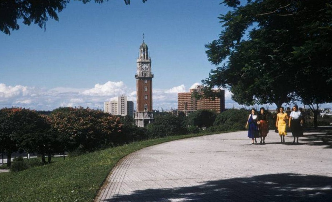 Plaza San Martín con vista a la Torre Monumental de Retiro. Foto de Eugene Harris