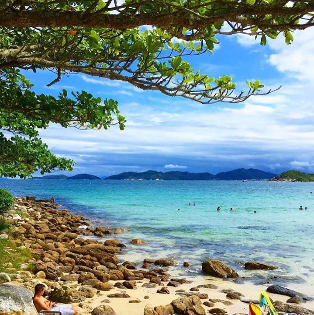 Praia de Quatro Ilhas, Brasil. Foto Instagram @bombinhasoficial