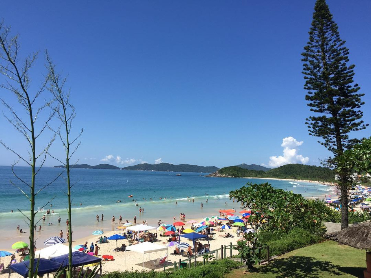 Praia de Quatro Ilhas, Brasil. Foto Instagram @bombinhasoficial