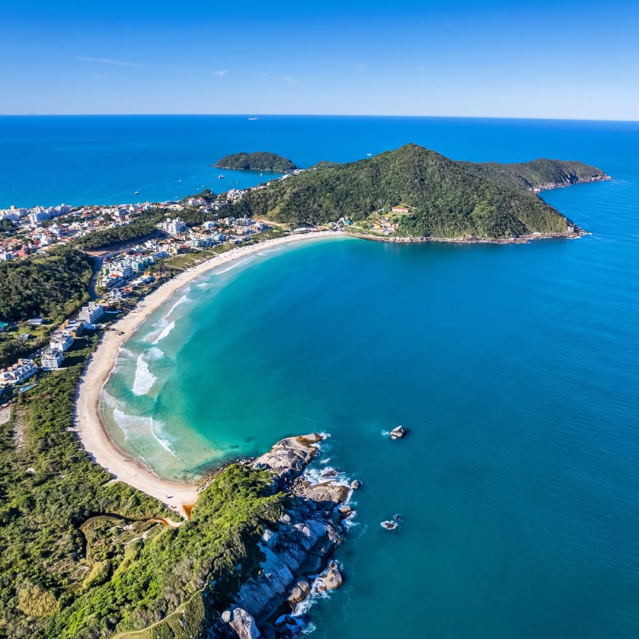 Praia de Quatro Ilhas, Brasil. Foto Instagram @bombinhasoficial