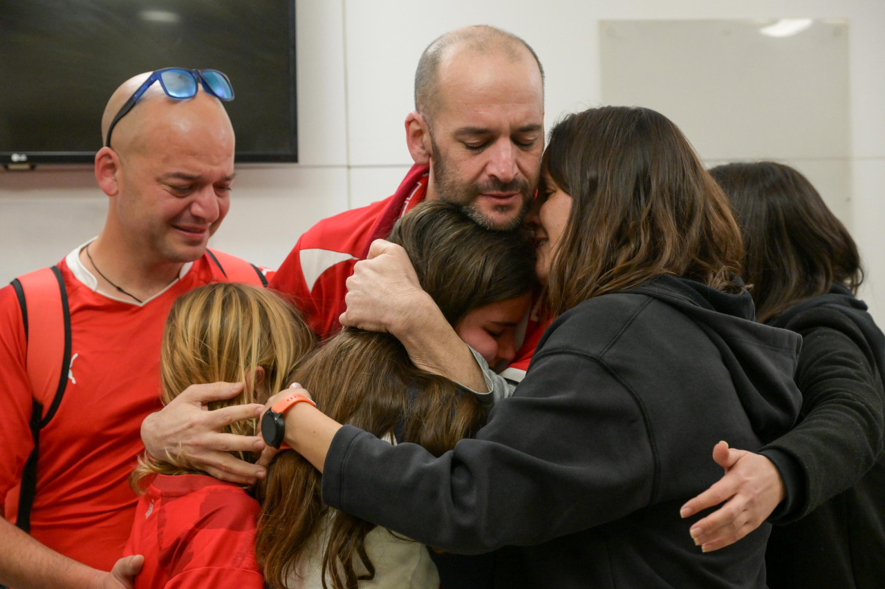 El reencuentro de Iarn Horn con su familia tras ser liberado por Hamás. Foto: X IsraeliPM.