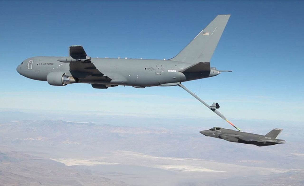 Avión KC-46 reabastece a un caza F-35. Foto: Boeing