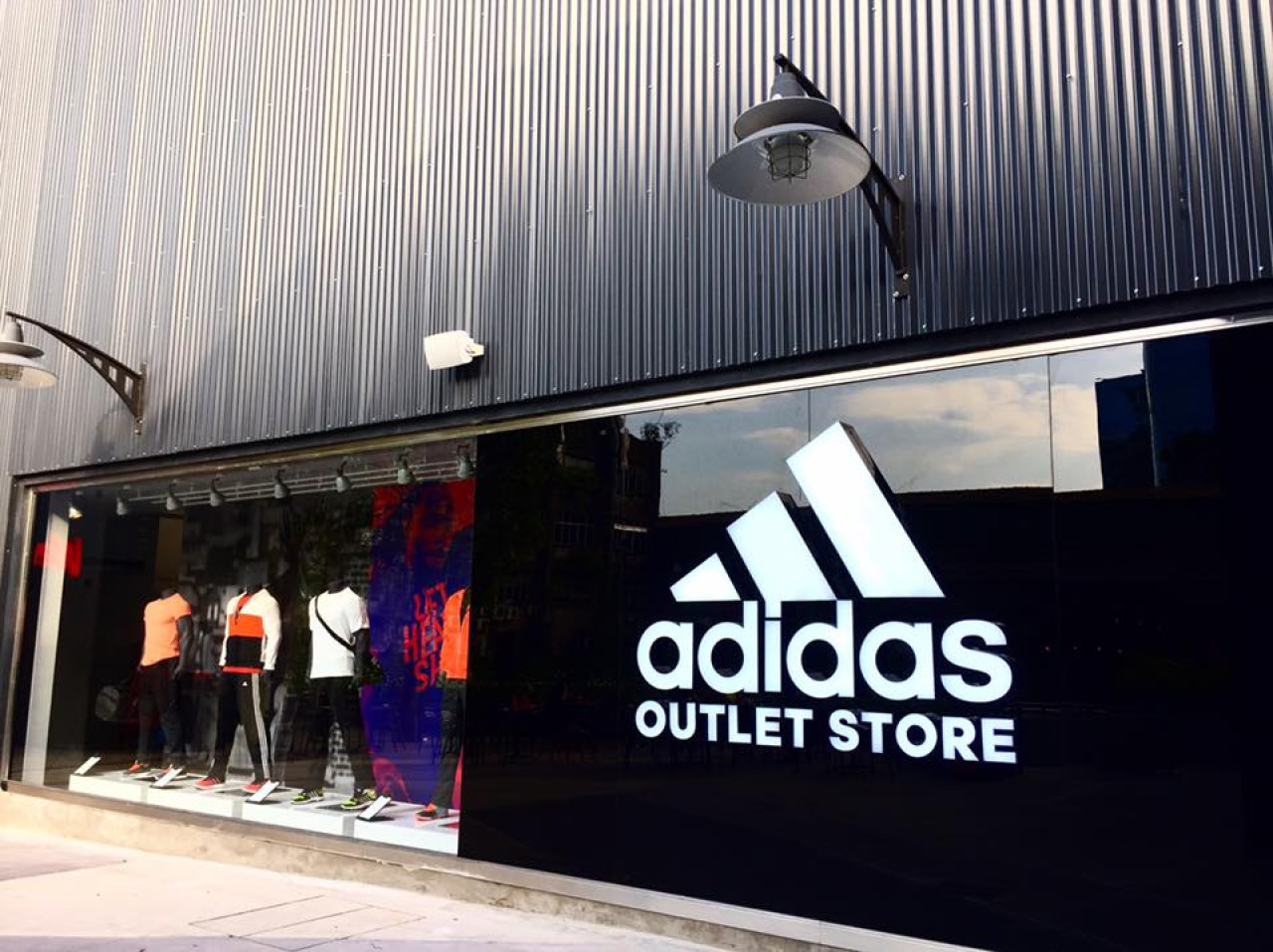 Outlet Adidas. Foto: Distrito Arcos