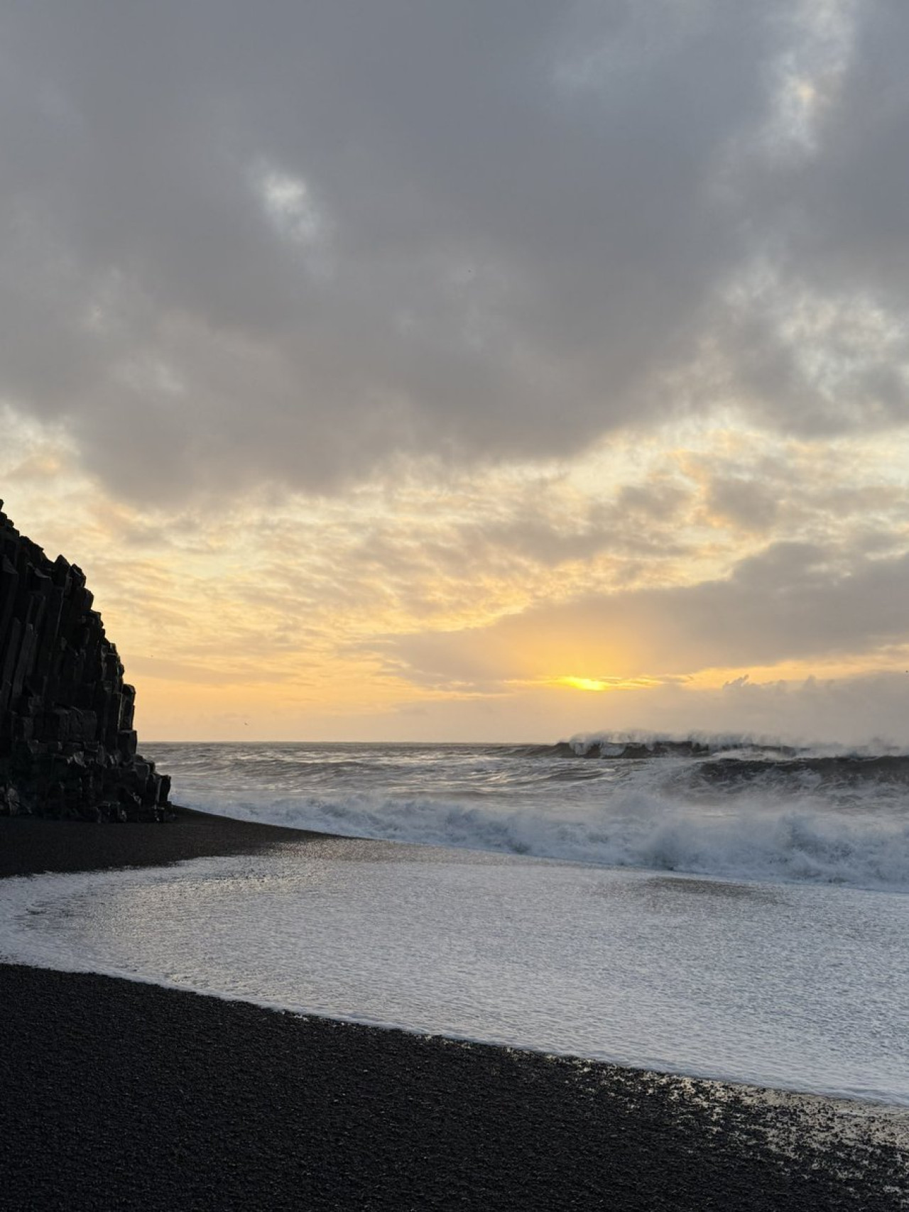 Reynisfjara, Islandia. Foto X @atrr_l