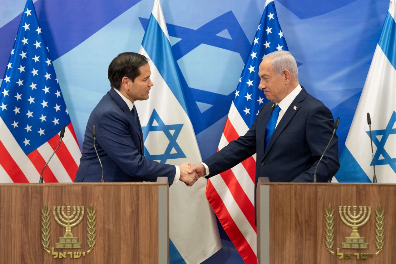 El saludo entre Marco Rubio y Benjamín Netanyahu. Foto: Reuters (Ohad Zwigenberg)