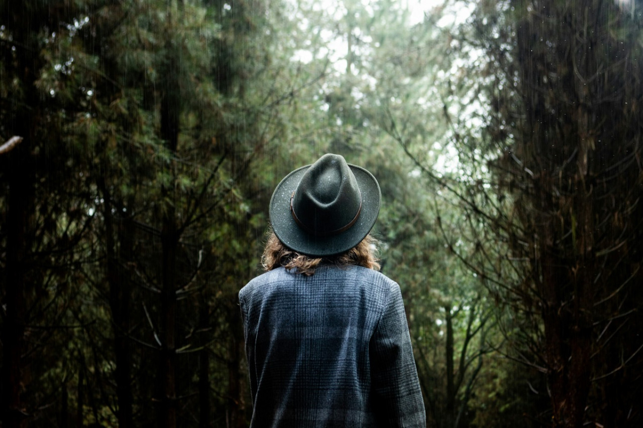 El sombrero impermeable no puede faltar en un día de lluvia. Foto: Unsplash.