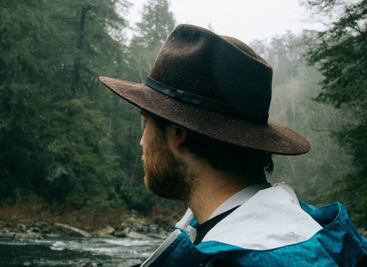 El sombrero impermeable es importante para los días de lluvias. Foto: Unsplash.