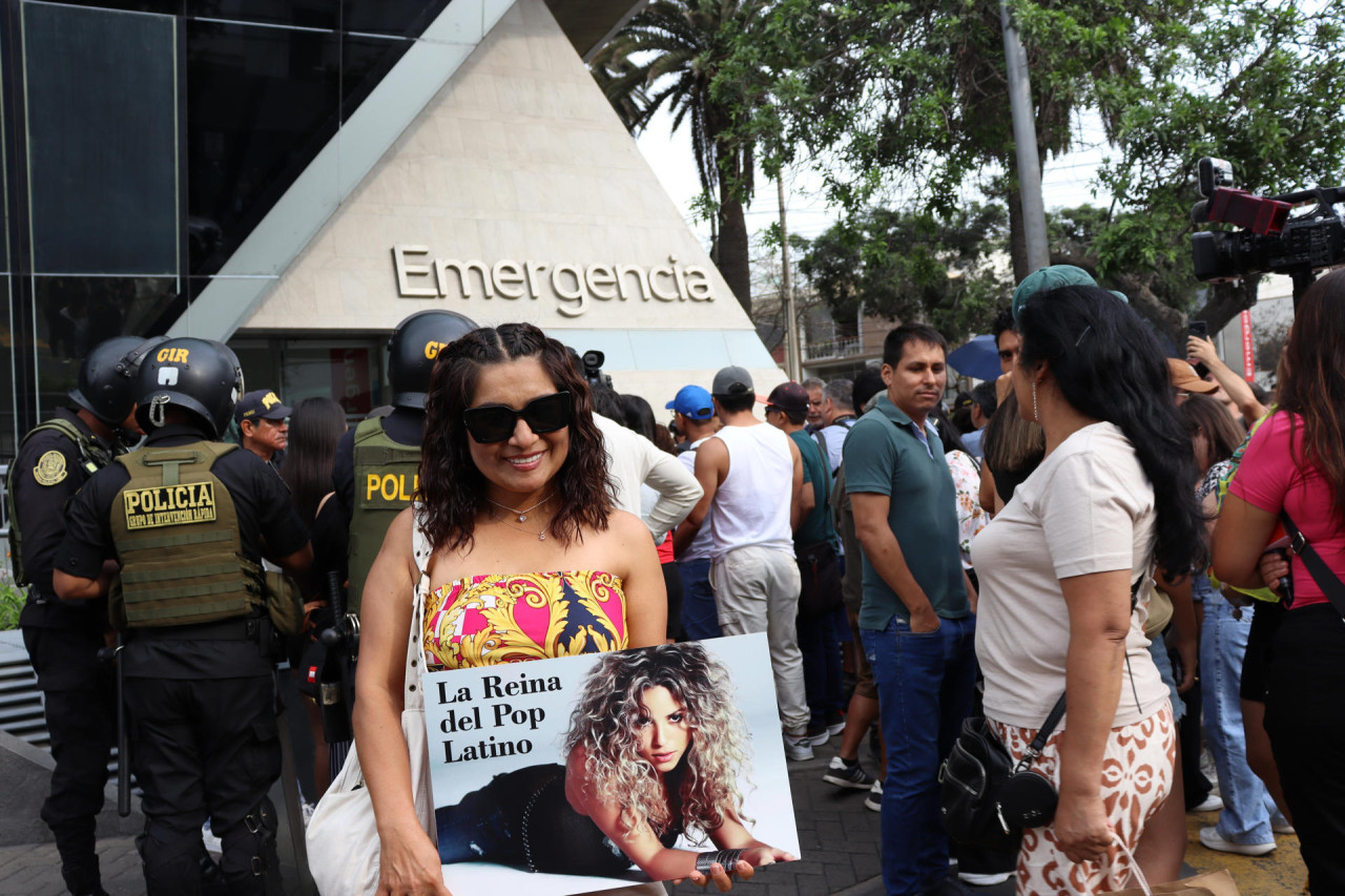 Fans de Shakira se presentaron en la puerta del hospital donde está internada la artista. Foto: EFE/Gonzalo Domínguez