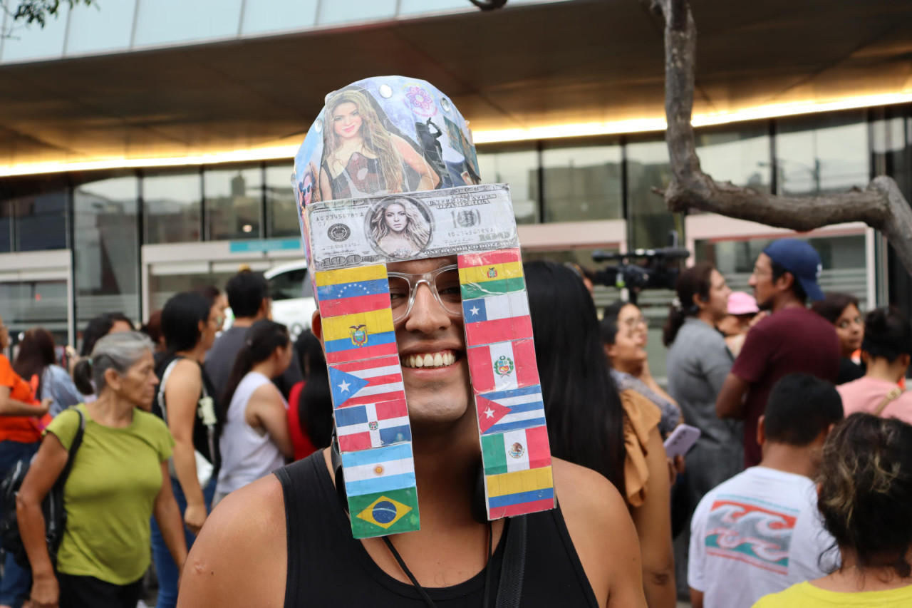 Fans de Shakira se presentaron en la puerta del hospital donde está internada la artista. Foto: EFE/Gonzalo Domínguez