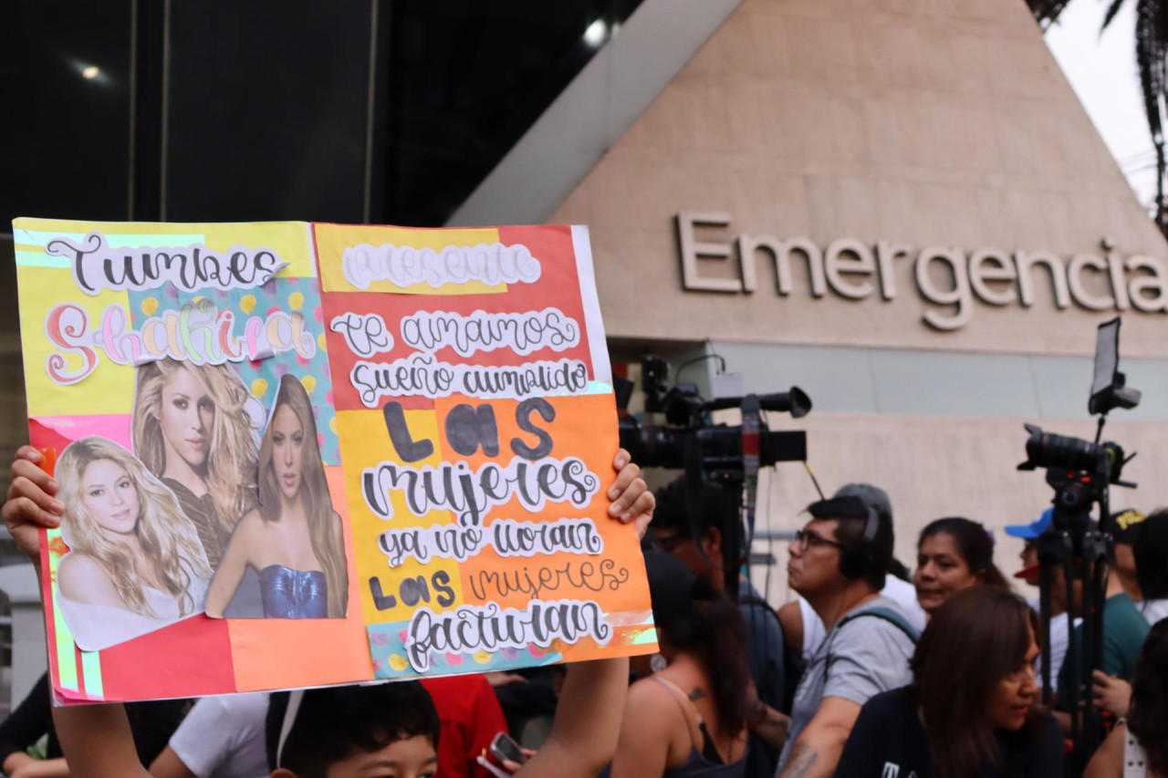 Fans de Shakira se presentaron en la puerta del hospital donde está internada la artista. Foto: EFE/Gonzalo Domínguez