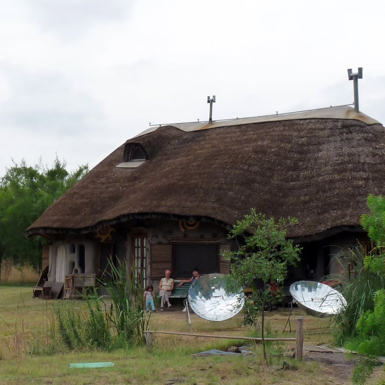 Viviendas sustentables de barro y madera en la eco-villa Gaia, en Navarro, Provincia de Buenos Aires. Foto: Instagram/ecovilla_gaia