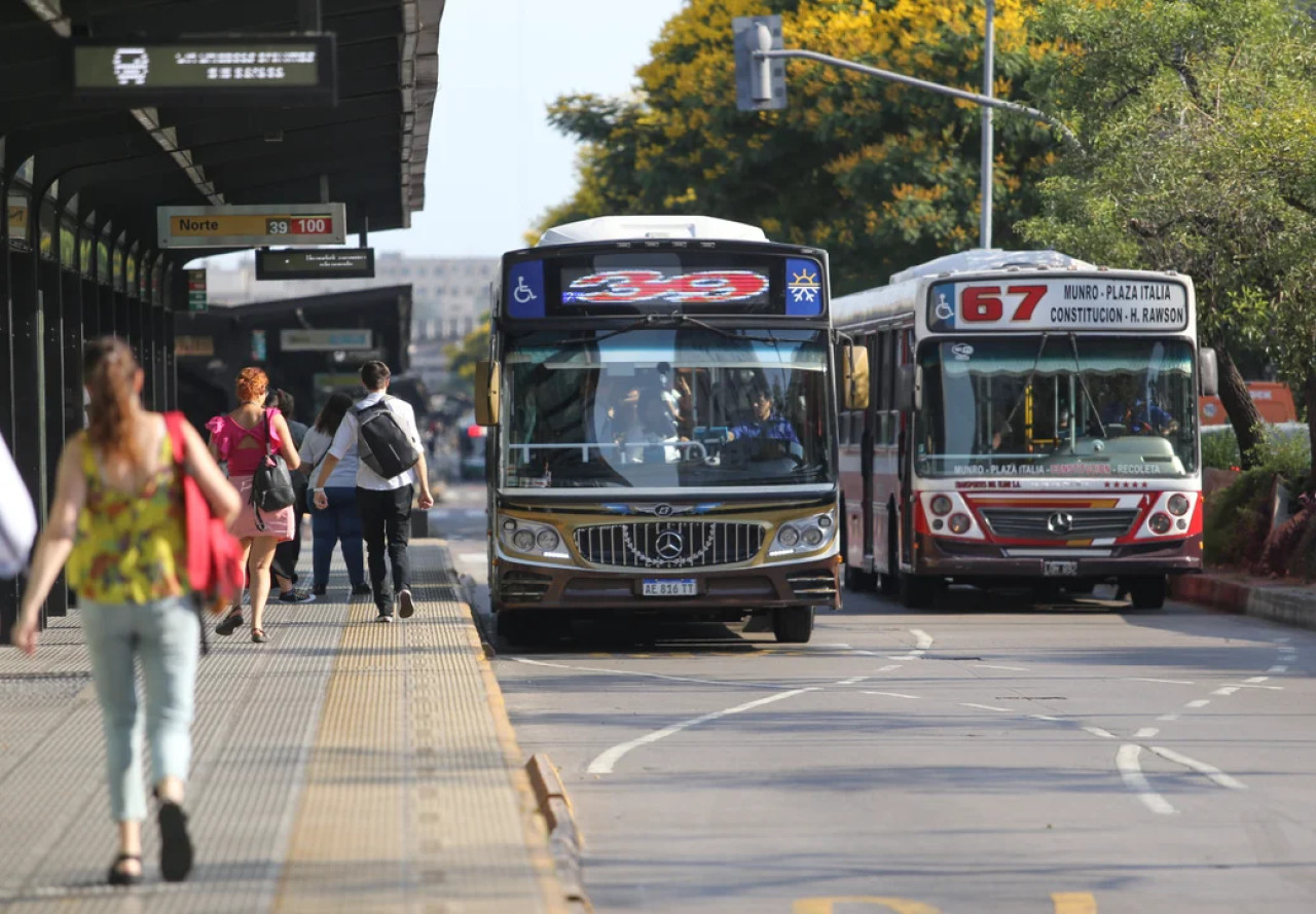 Los colectivos de la Ciudad suman pictogramas para mejorar la experiencia del usuario. Foto: NA.