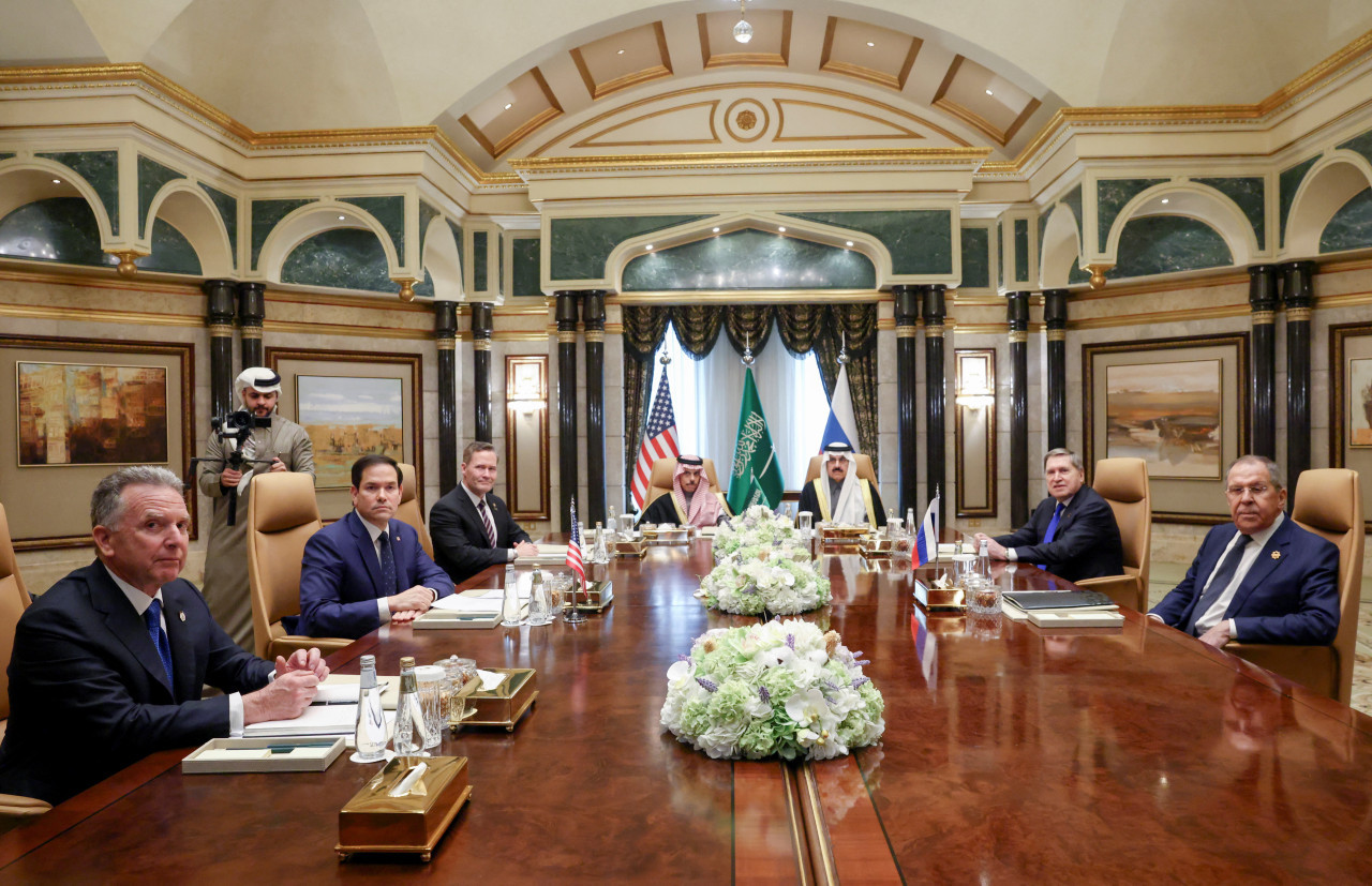 Encuentro entre funcionarios de Estados Unidos y Rusia. Foto: REUTERS/Evelyn Hockstein.