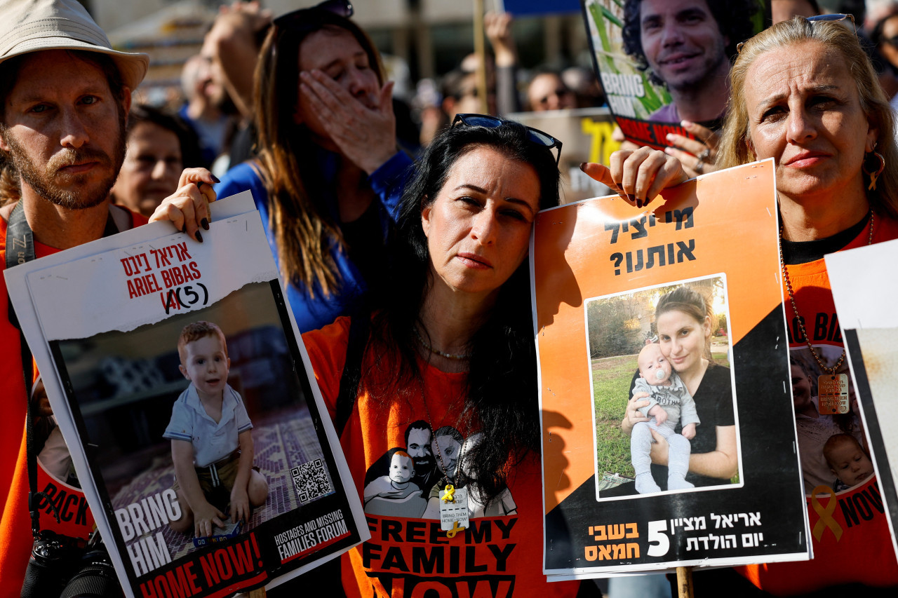 Familiares de la familia Bibas pedían por su regreso con vida de Gaza. Foto: REUTERS/Amir Cohen.