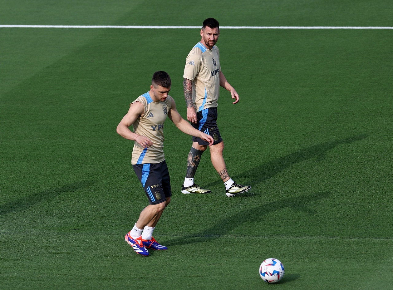 Giovani Lo Celso y Lionel Messi. Foto: NA (Agustín Marcarian)