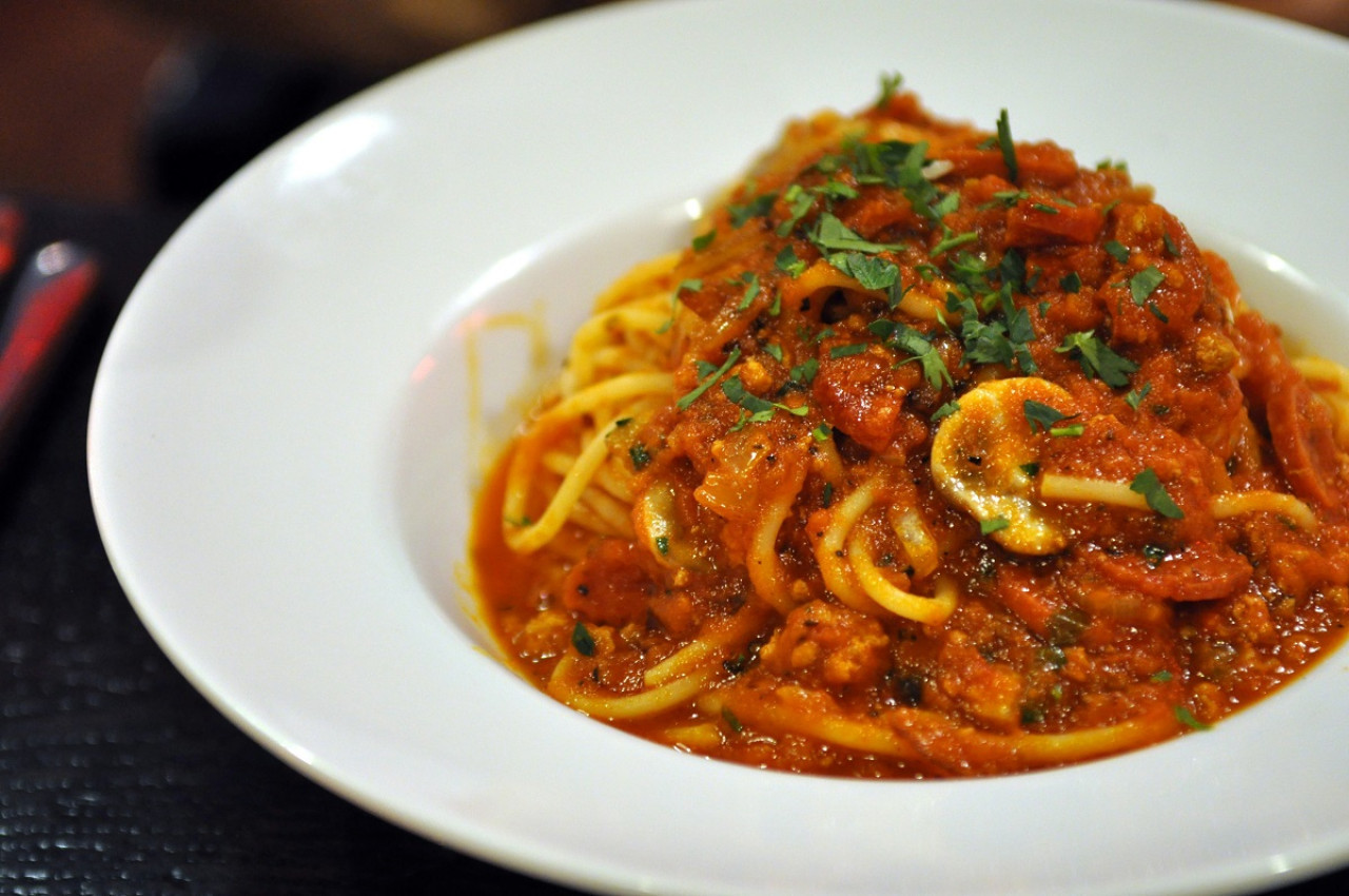 Los spaghettis no pueden faltar en una pasta puttanesca. Foto: Unsplash.