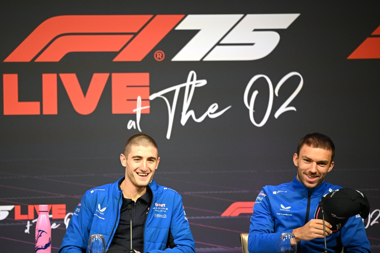 Jack Doohan y Pierre Gasly, los dos pilotos de Alpine para 2025. Foto: X @AlpineF1Team