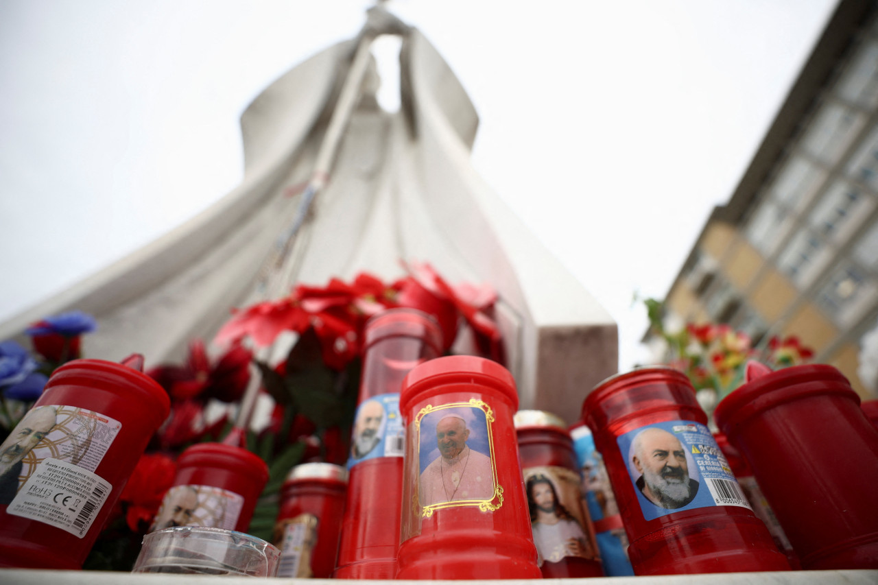 Cadena de oración en el hospital Gemelli de Roma por el Papa Francisco. Foto: REUTERS/Guglielmo Mangiapane.