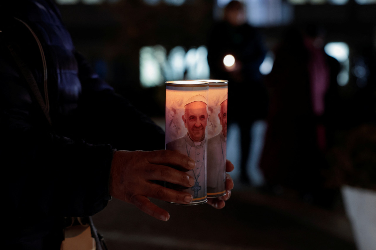 Cadena de oración en el hospital Gemelli de Roma por el Papa Francisco. Foto: REUTERS