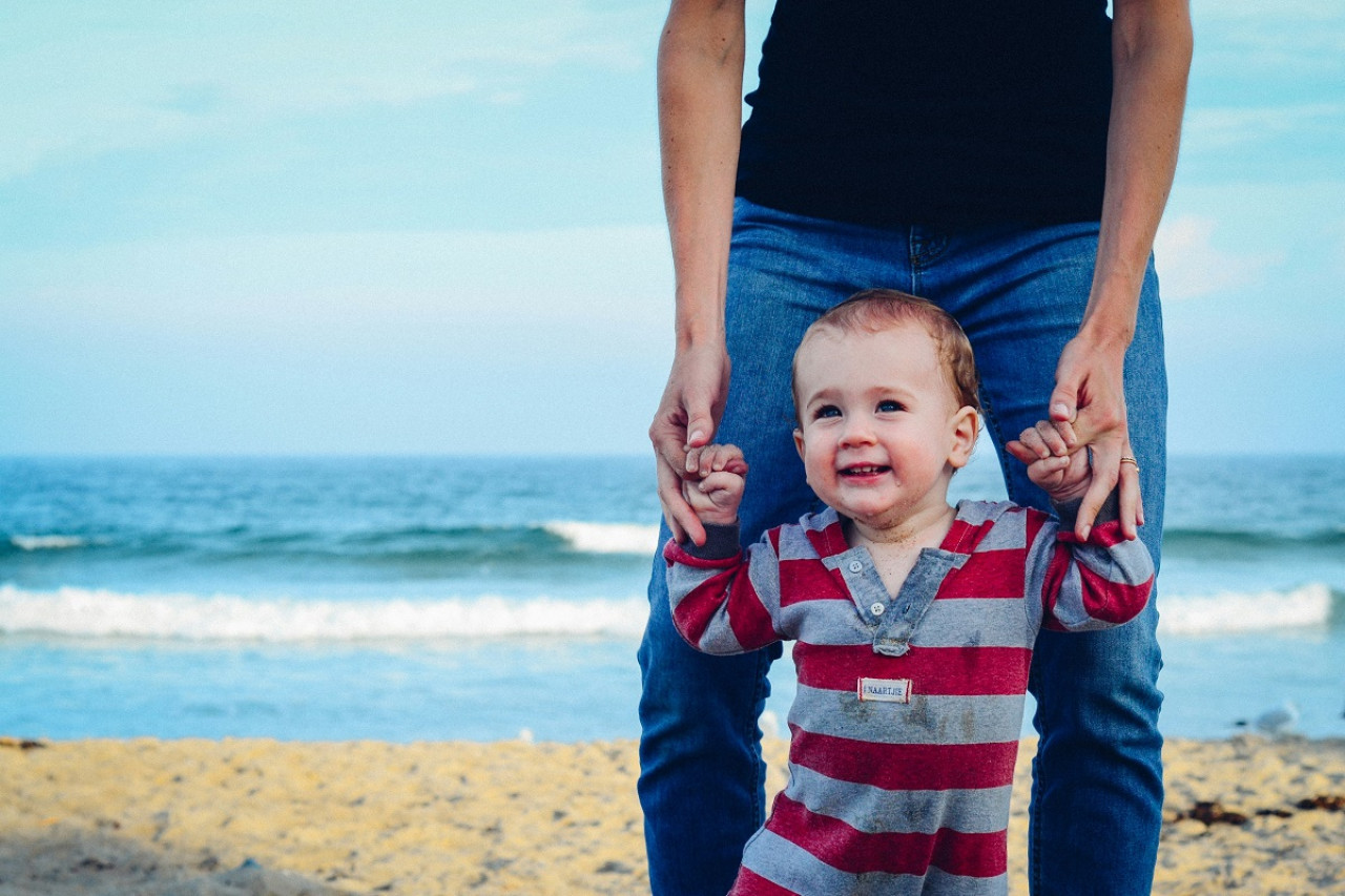 Padre e hijo. Foto: Unsplash.