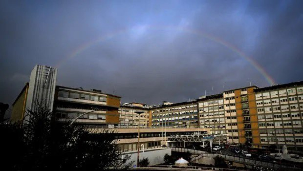 Un arcoíris sobre el hospital Gemelli de Roma, donde está internado el Papa Francisco. Foto: X/mundoeconflicto