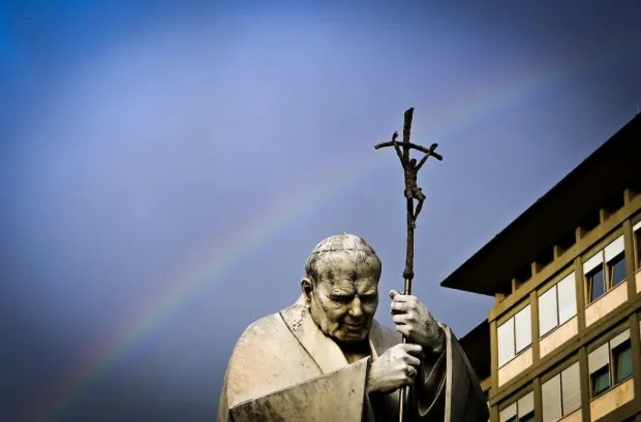 Un arcoíris sobre el hospital Gemelli de Roma, donde está internado el Papa Francisco. Foto: X/mundoeconflicto