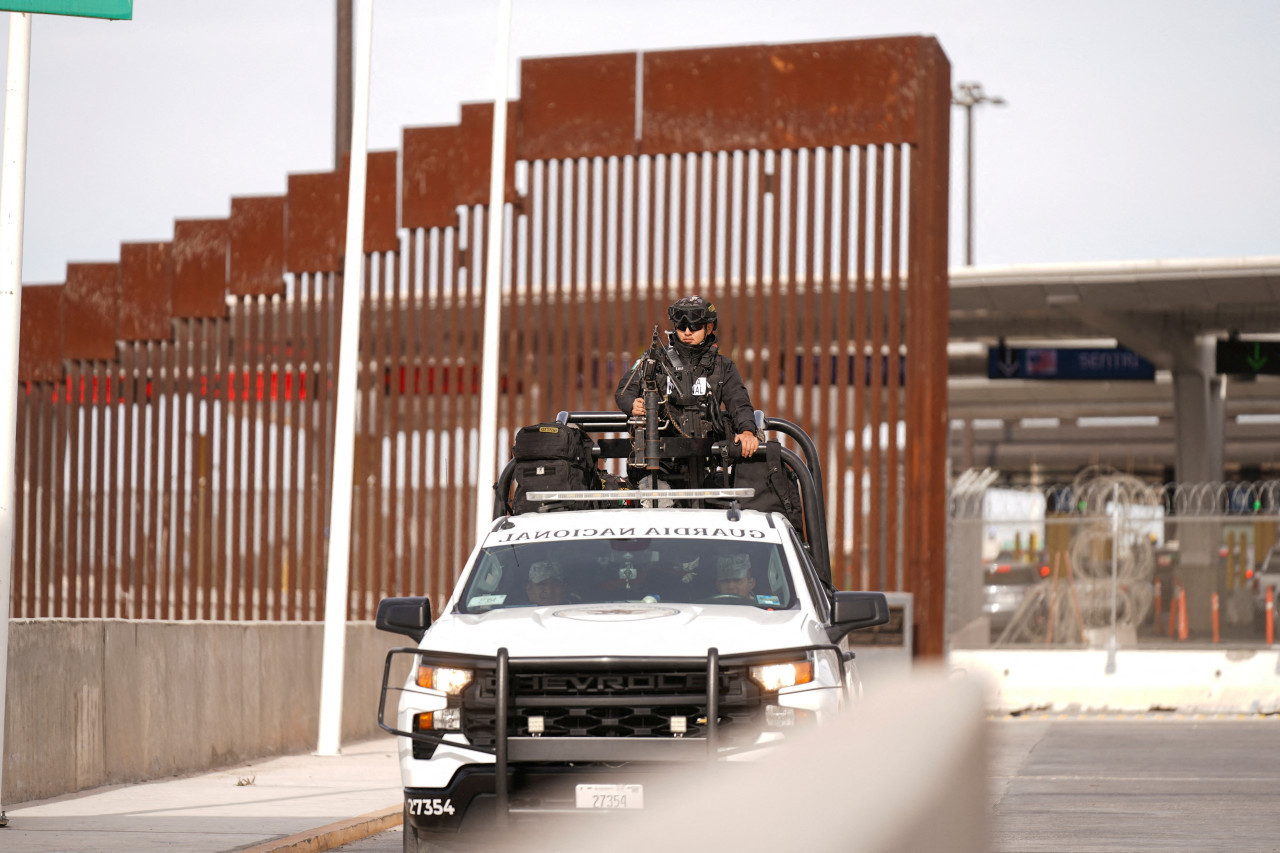 Inspecciones cerca del cruce fronterizo entre México y EE.UU.. Foto: Reuters/Mike Blake