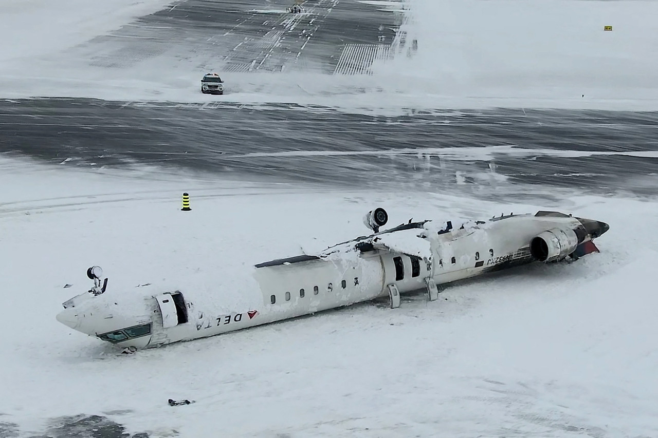 El avión de Delta cuyo aterrizaje forzoso causó decenas de heridos. Foto: Reuters.